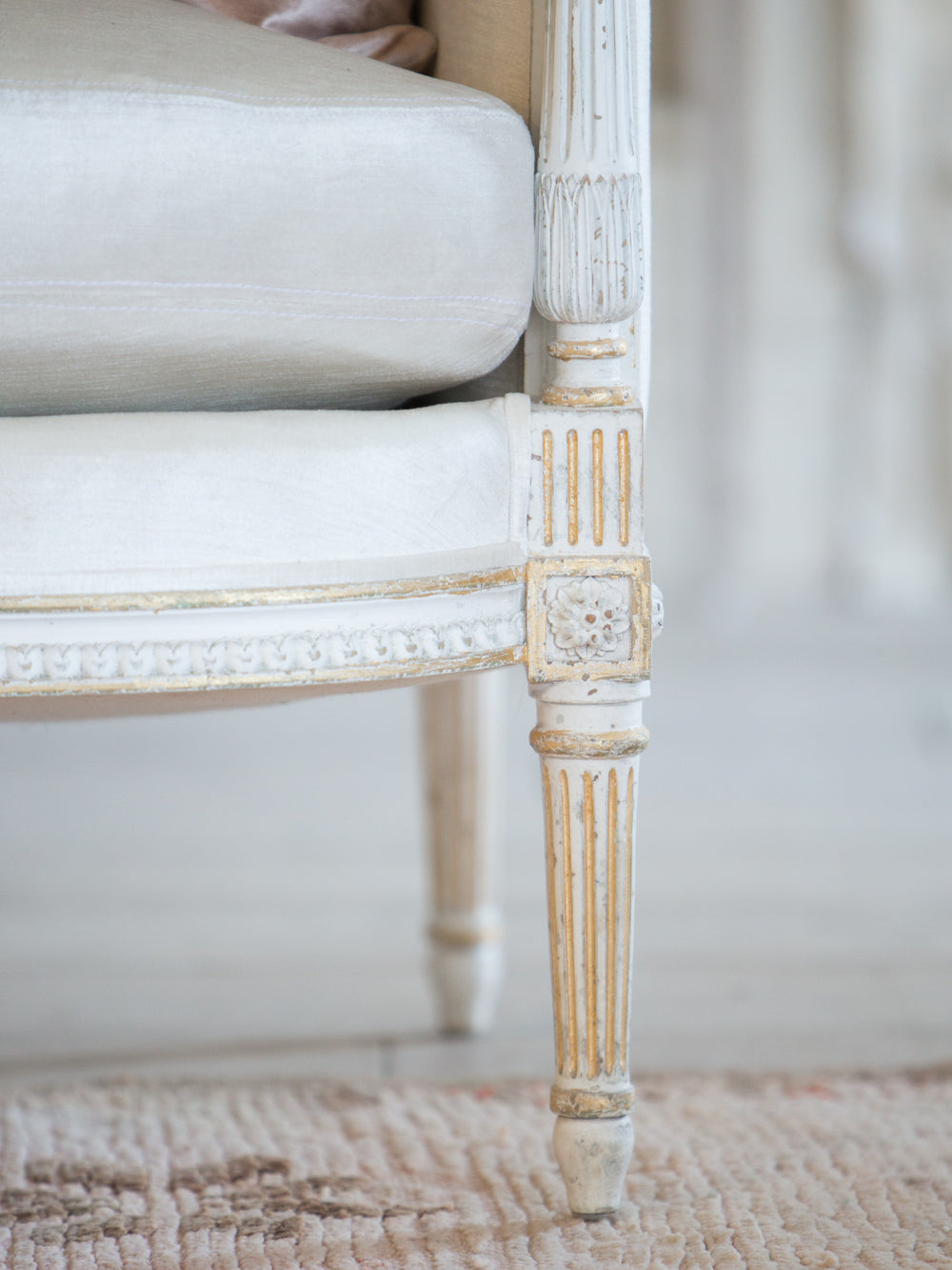 Wood Finish Sample in Antique White with Gold Leaf